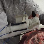 L’ADIV présente le premier démonstrateur d’exosquelette d’aide à la découpe de viande